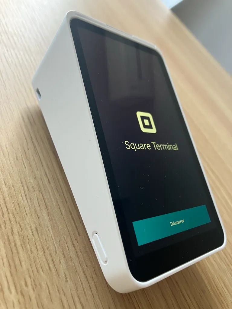 Square ターミナルの電源を入れているところ